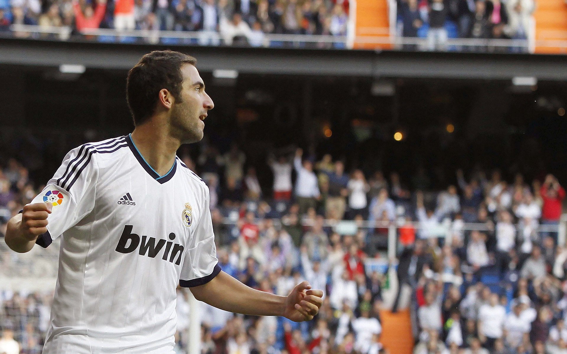 中国足球职业俱乐部丰富赛季前文化拓展活动，中国职业足球俱乐部的经营内容