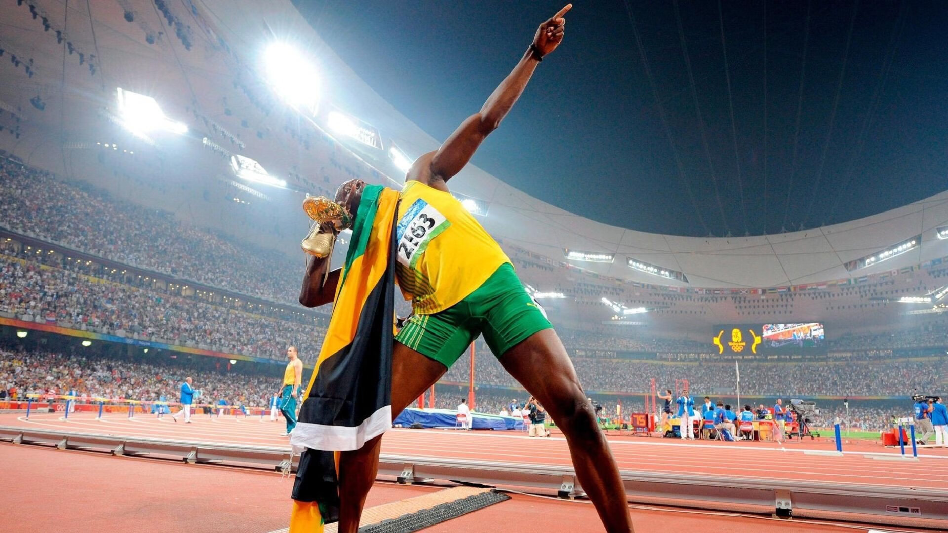 皇马传奇赛再掀回忆杀，现场球迷泪目：我们的青春回来了，电影皇马传奇